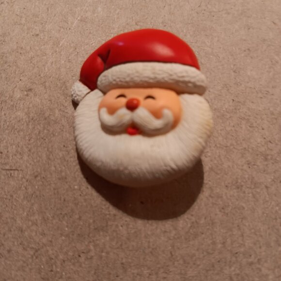 VINTAGE 1981 Hallmark Santa PIN - Picture 2 of 4